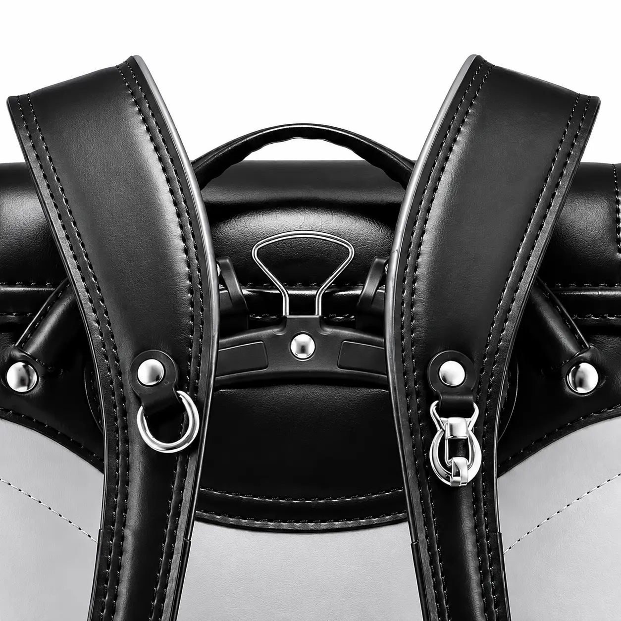 Gros plan des bretelles ergonomiques rembourrées du sac randoseru japonais noir