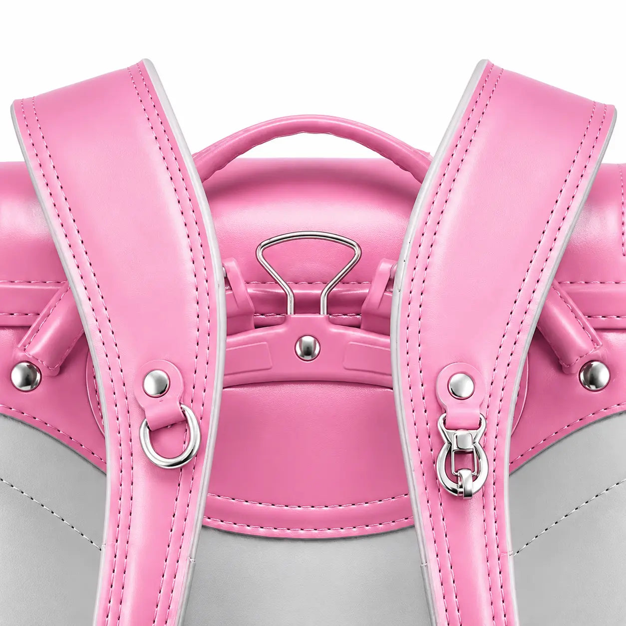 Gros plan des bretelles ergonomiques rembourrées du sac randoseru japonais rose