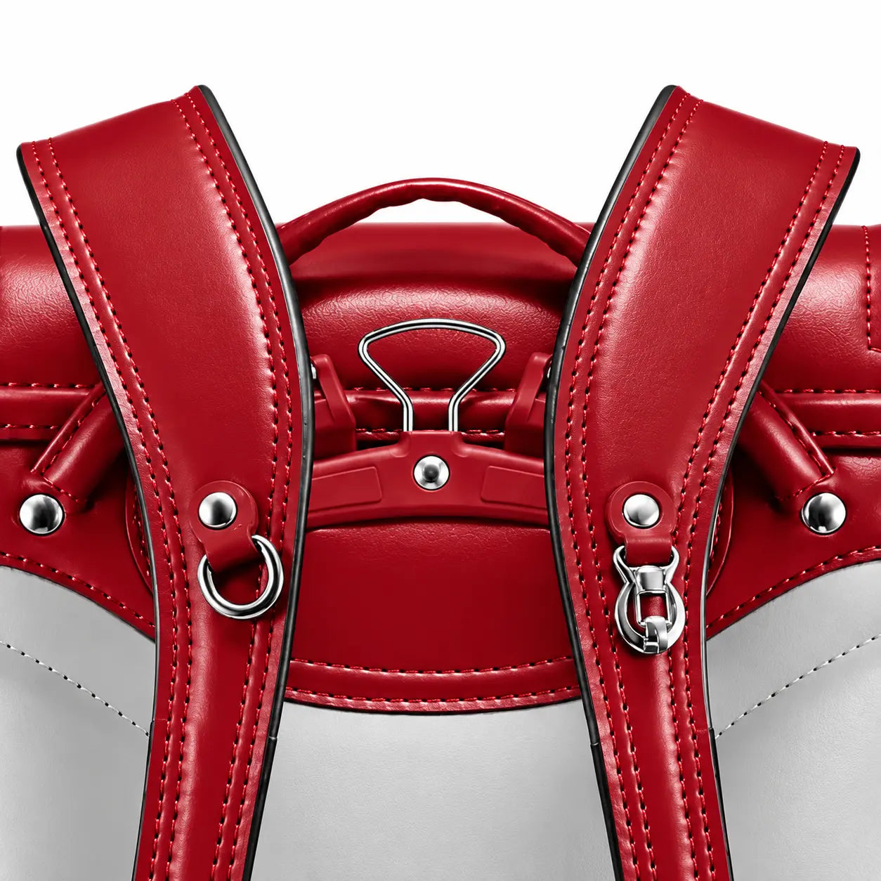 Gros plan des bretelles ergonomiques rembourrées du sac randoseru japonais rouge