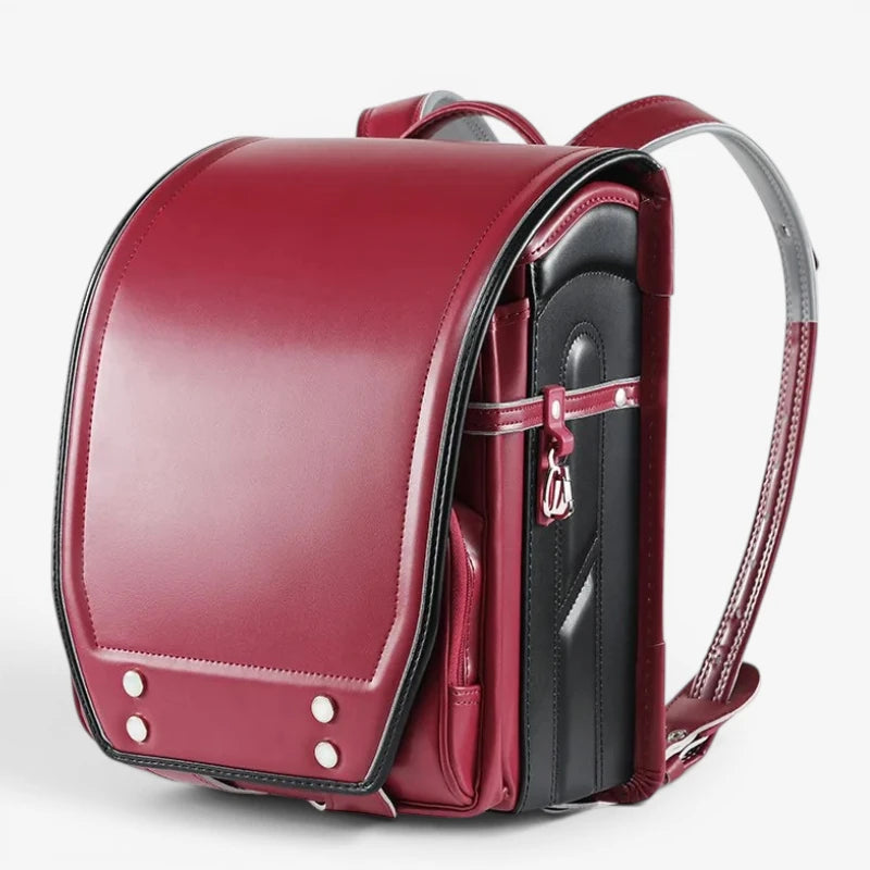 Sac randoseru japonais rouge vue trois quarts 26 x 16 x 36 cm