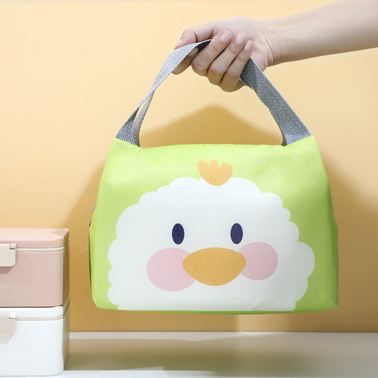 Sac repas isotherme enfant motif poule verte tenu à la main