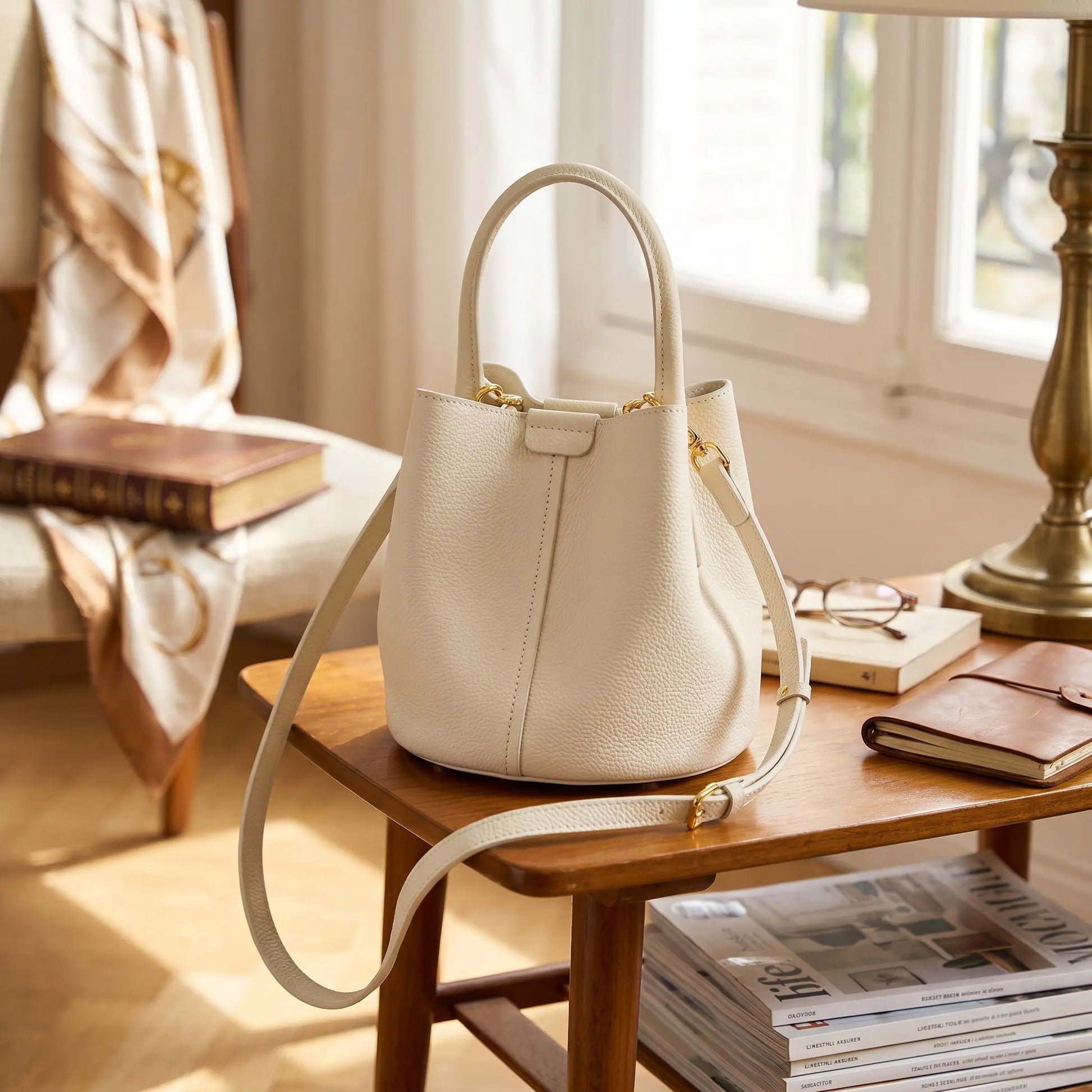 Sac seau en cuir de vachette blanc posé sur un bureau