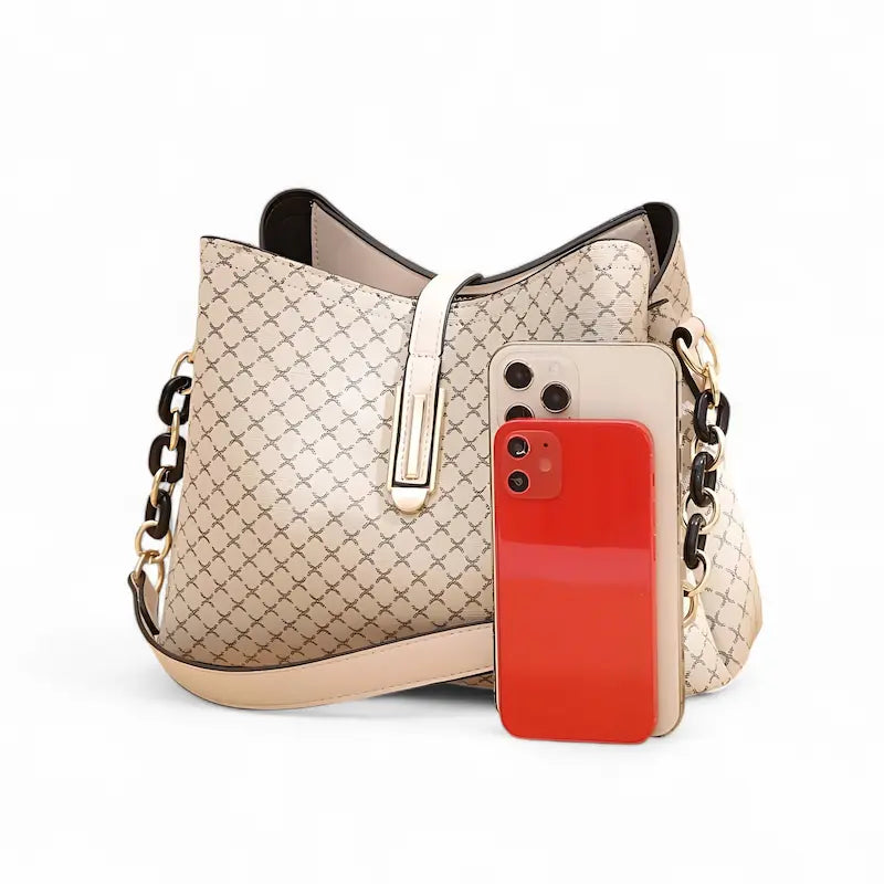 Détail des pieds en métal sous le sac seau femme en simili cuir