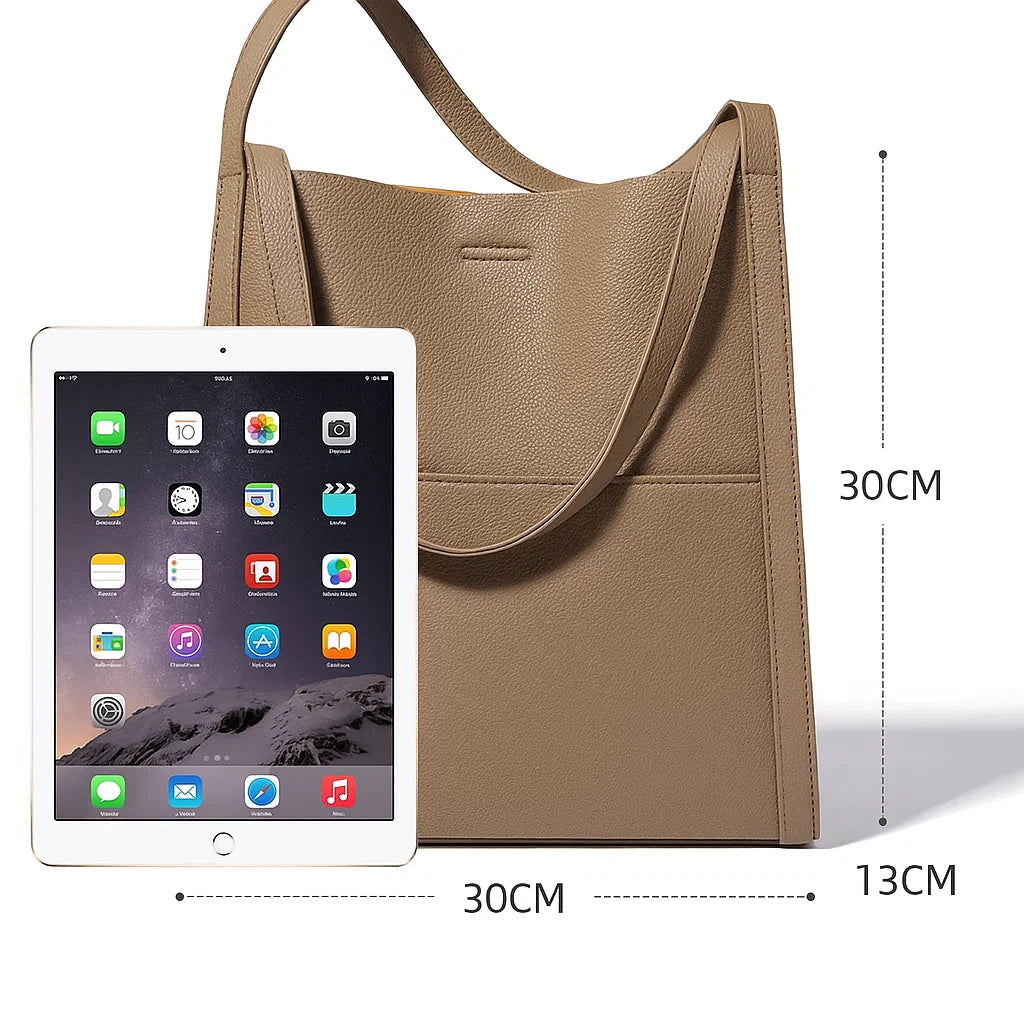 Vue du sac seau marron en cuir véritable avec tablette format A4 à côté, dimensions visibles.