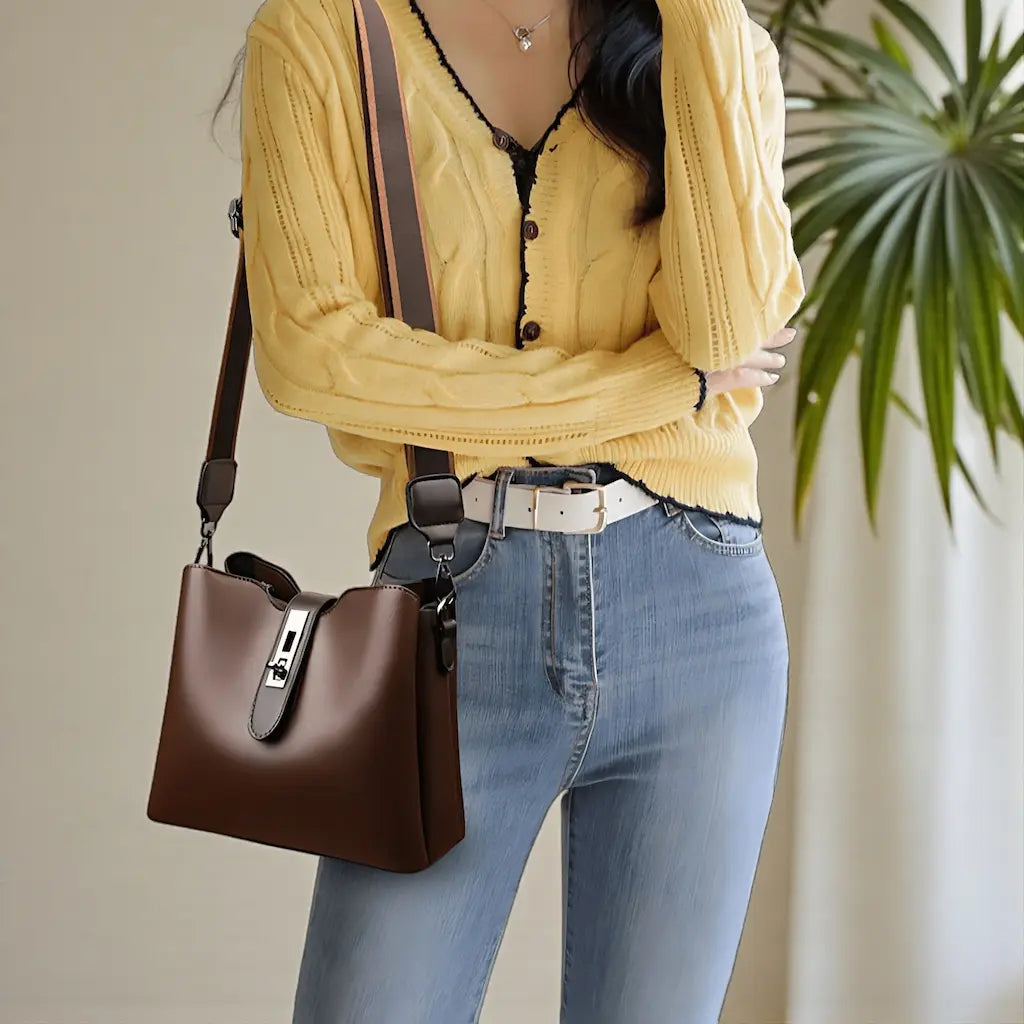 Femme portant un sac seau en cuir PU ciré marron à l'épaule avec bandoulière ajustable