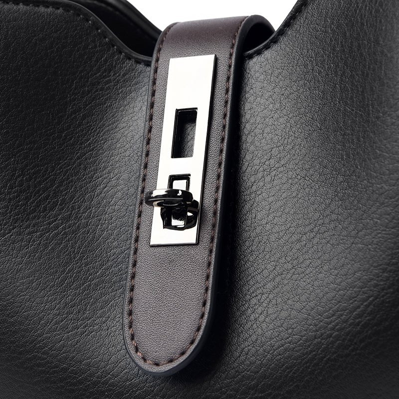 Gros plan sur la boucle décorative du sac seau femme en cuir PU ciré noir