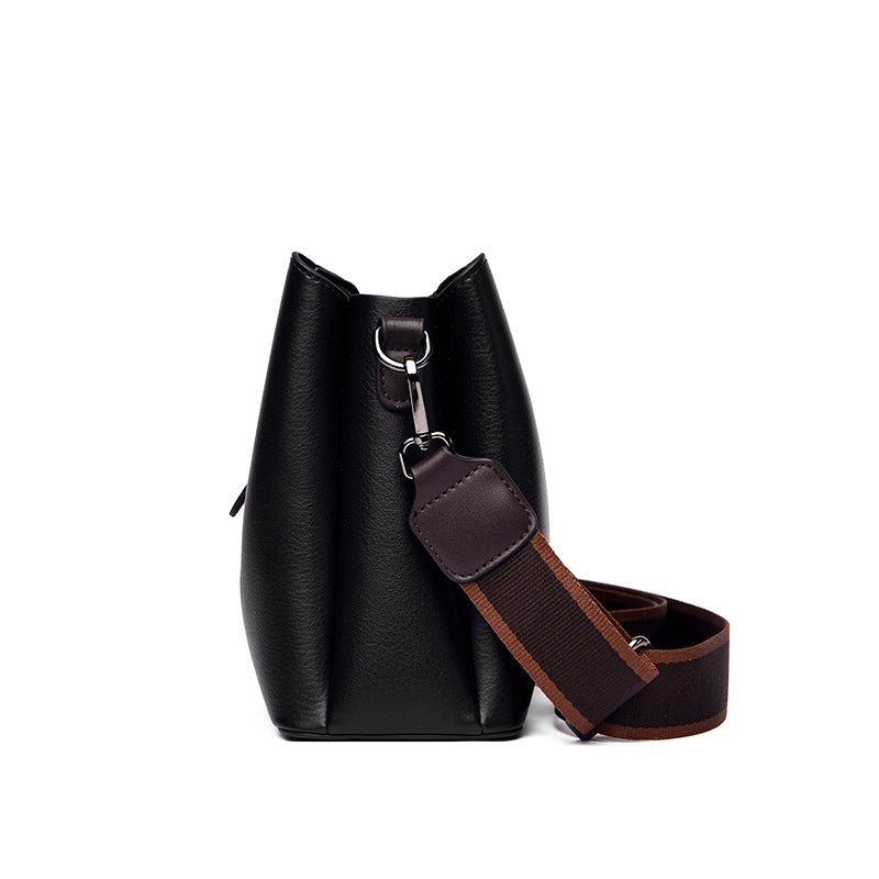 Vue latérale du sac seau femme en cuir PU ciré noir avec attache de bandoulière