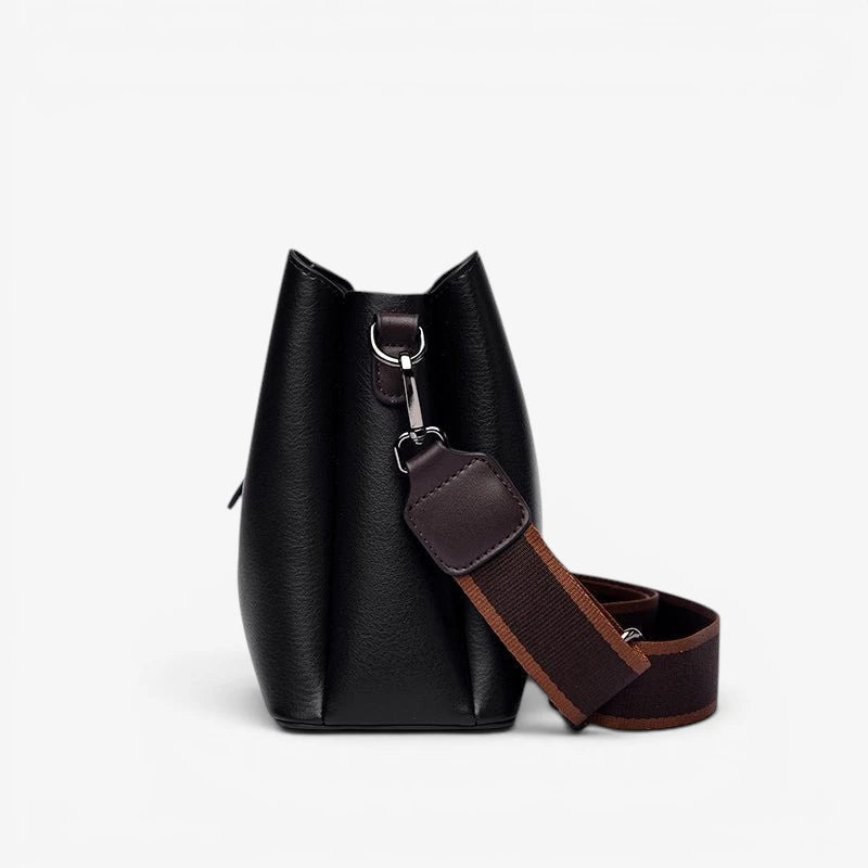 Vue latérale du sac seau femme en cuir PU ciré noir avec attache de bandoulière