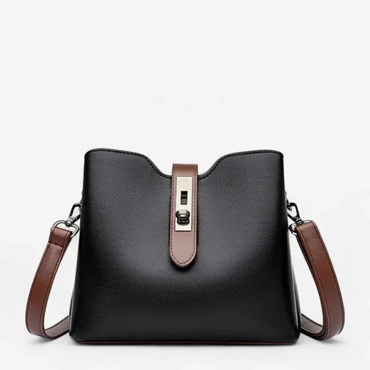 Vue de face du sac seau femme en cuir PU ciré noir avec boucle décorative