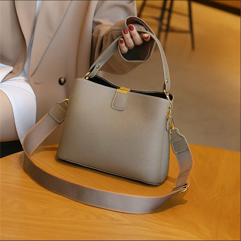 Sac seau femme en cuir véritable gris porté à la main