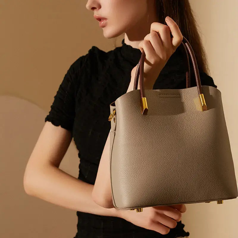 Sac seau femme en cuir véritable porté au bras avec doubles anses