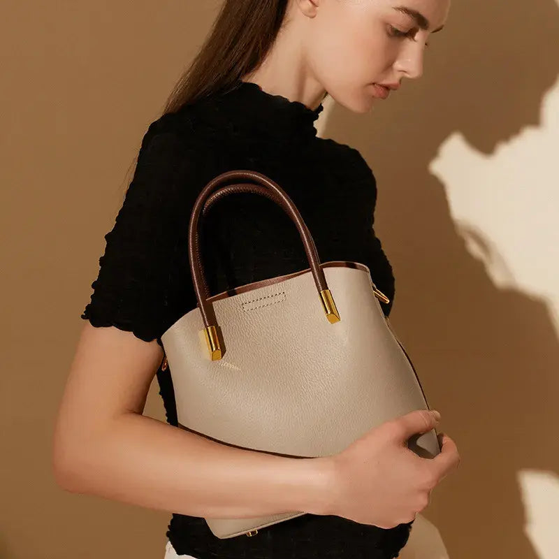 Sac seau femme en cuir véritable avec texture grainée et anses rigides