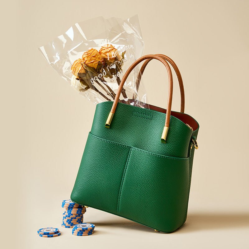 Sac seau rétro en cuir véritable vert sapin porté au bras avec fleurs décoratives