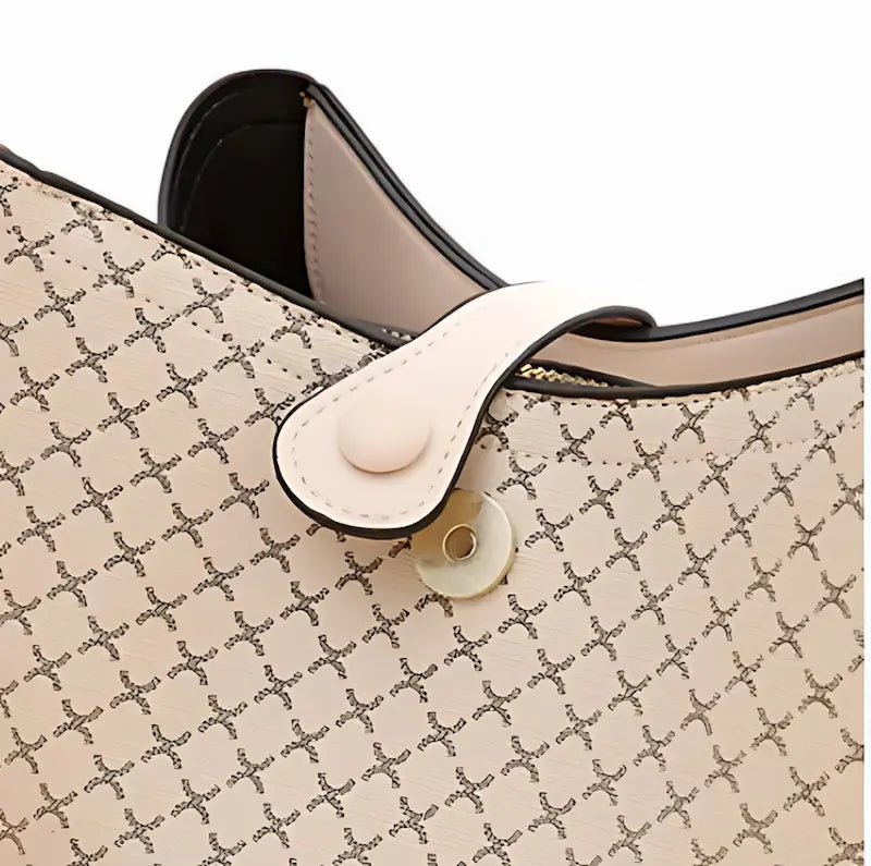 Détail de la fermeture à rabat du sac seau femme en simili cuir