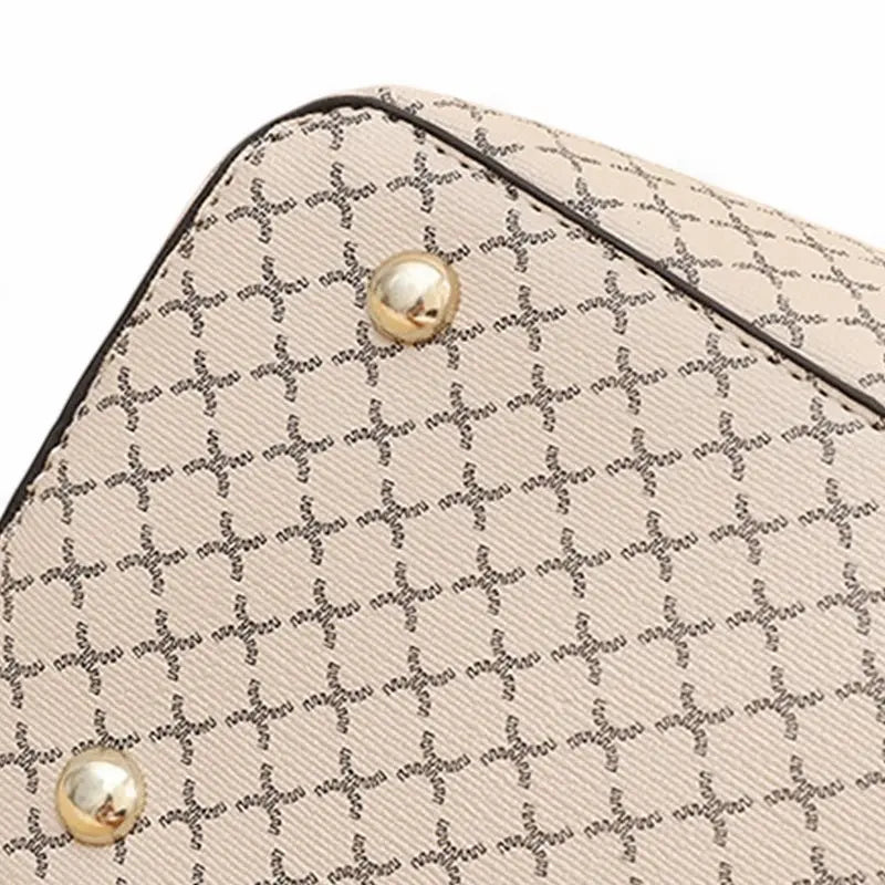 Détail des pieds en métal sous le sac seau femme en simili cuir