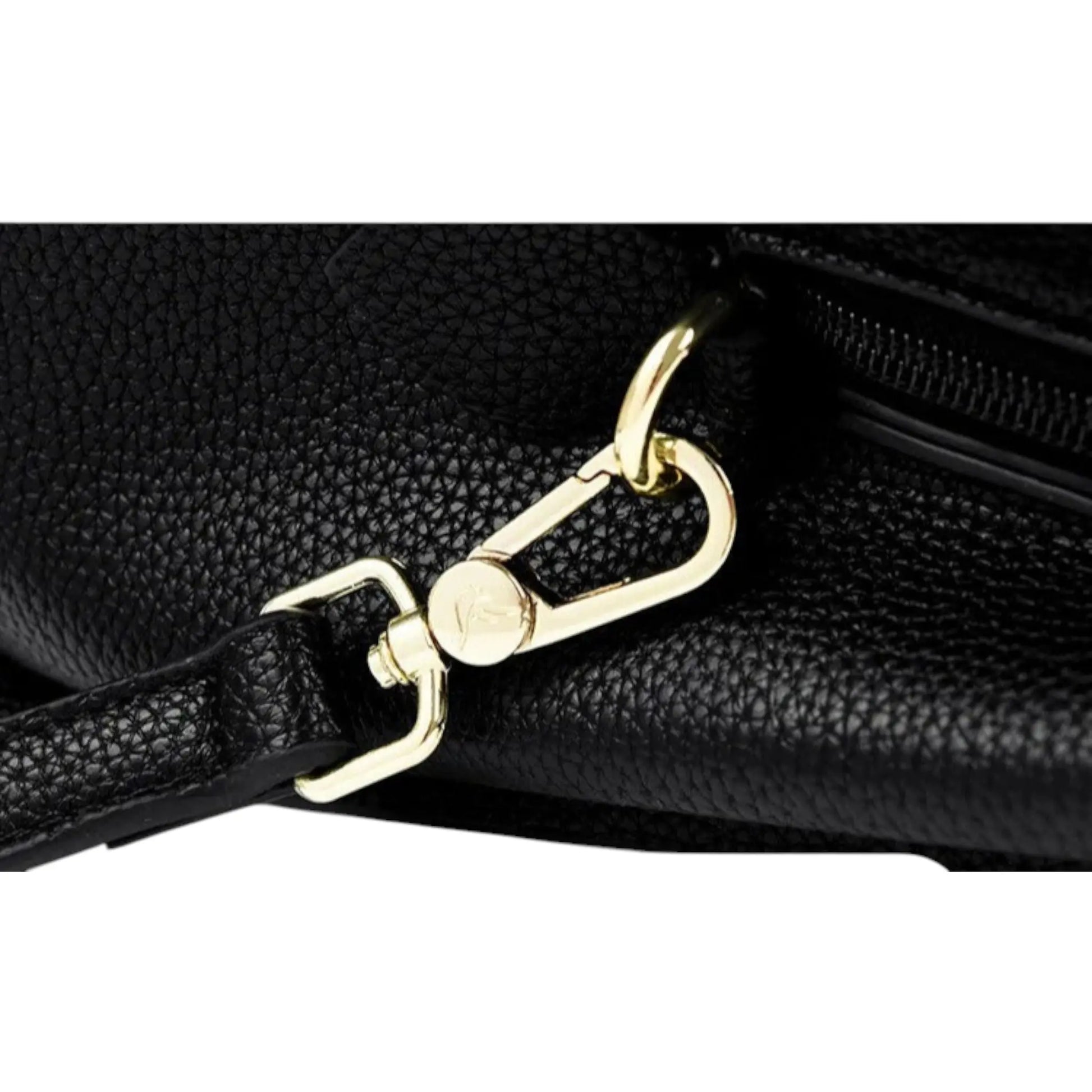 Zoom sur l’accroche métallique du sac seau noir en cuir synthétique souple