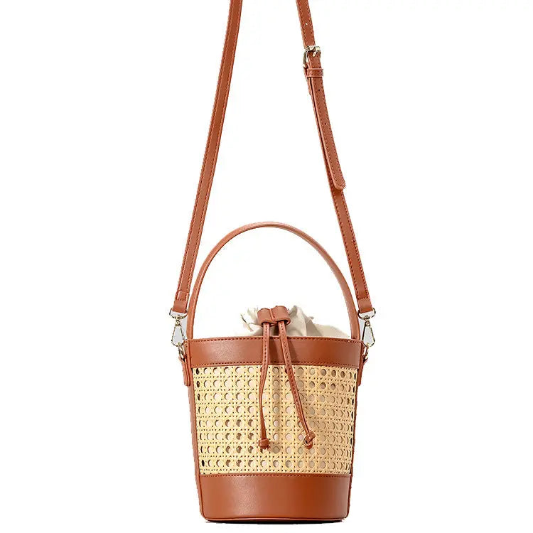 Sac seau en rotin bohème avec bandoulière réglable et cordon de fermeture