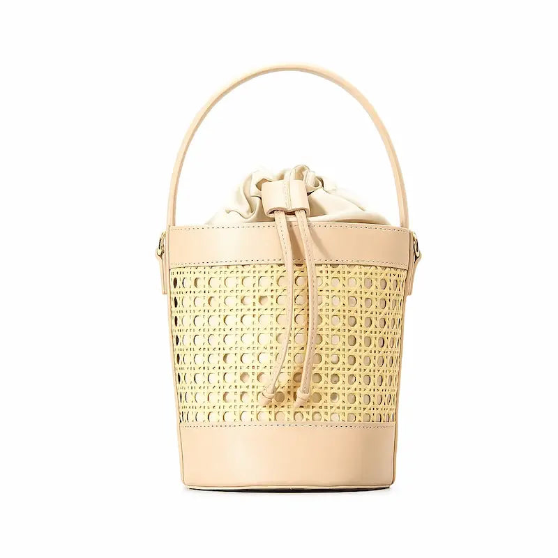 Sac seau en rotin bohème avec finitions en similicuir beige clair