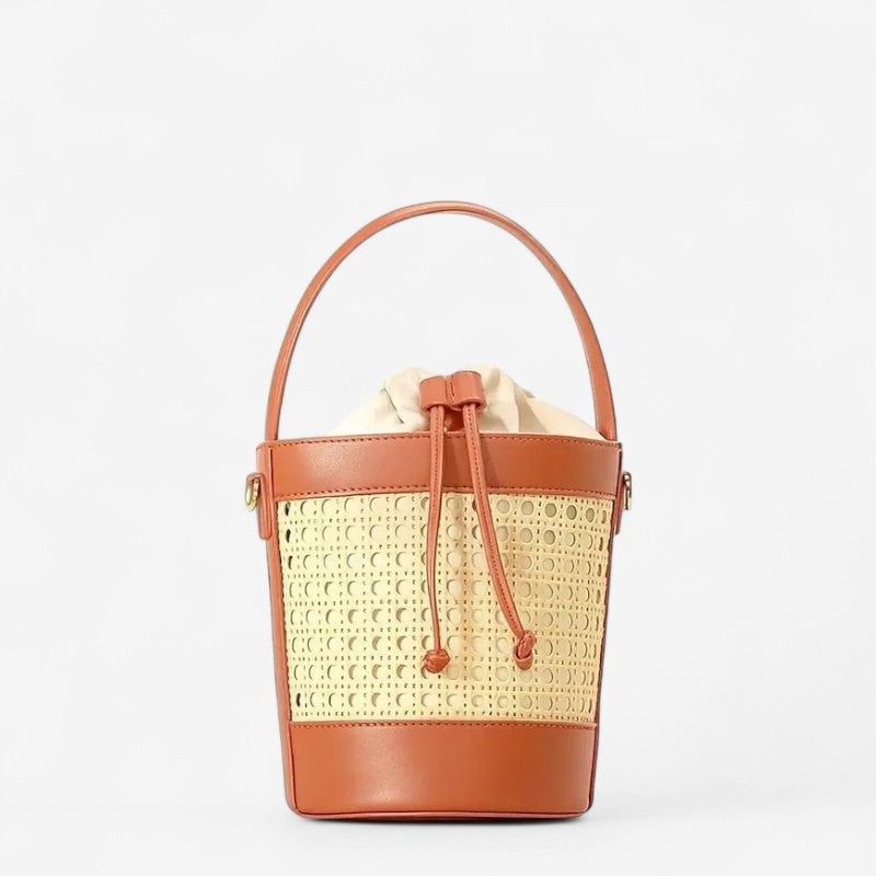 Sac seau en rotin bohème avec finitions en similicuir marron