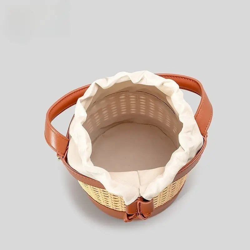 Vue intérieure du sac seau en rotin bohème marron avec doublure en tissu beige