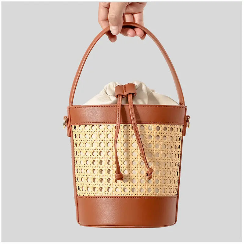 Sac seau en rotin bohème marron porté à la main avec cordon ajusté