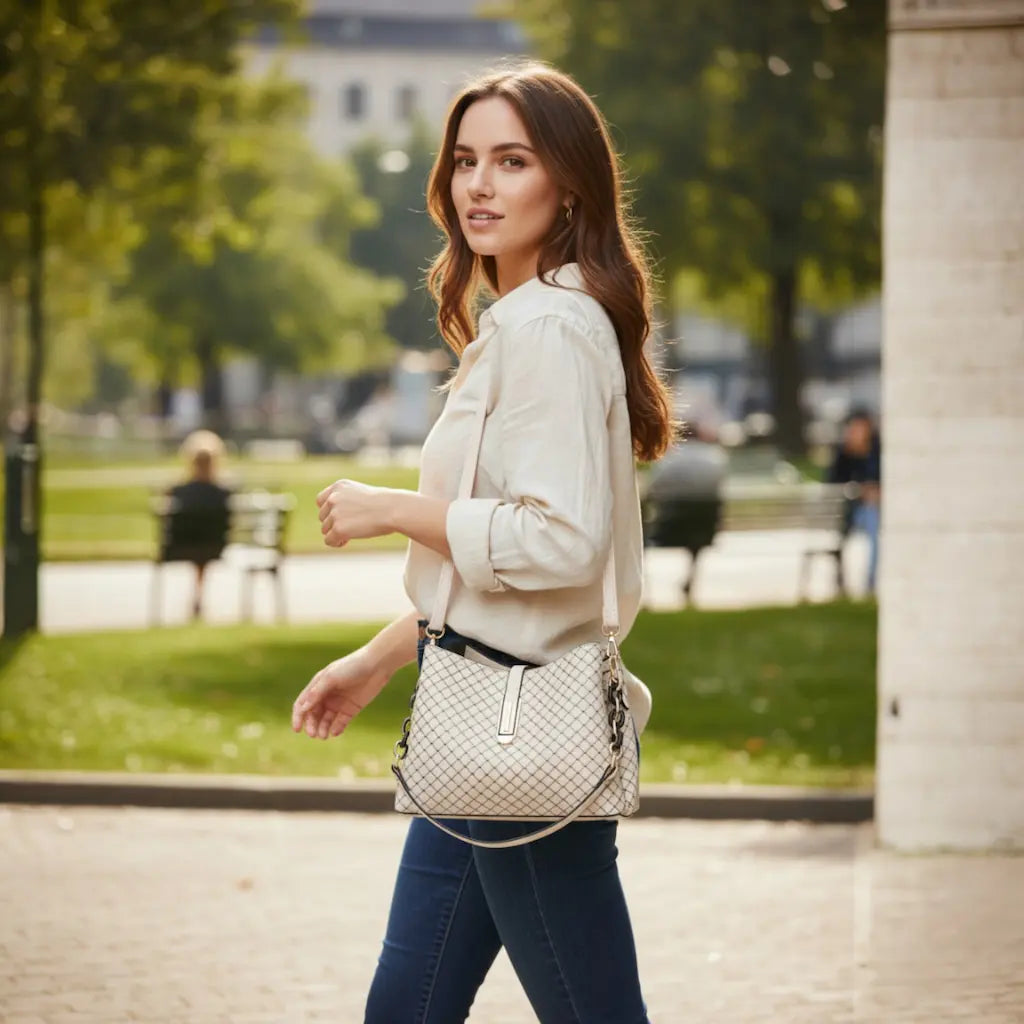 Sac seau vintage femme en simili cuir beige porté à l’épaule avec bandoulière ajustable