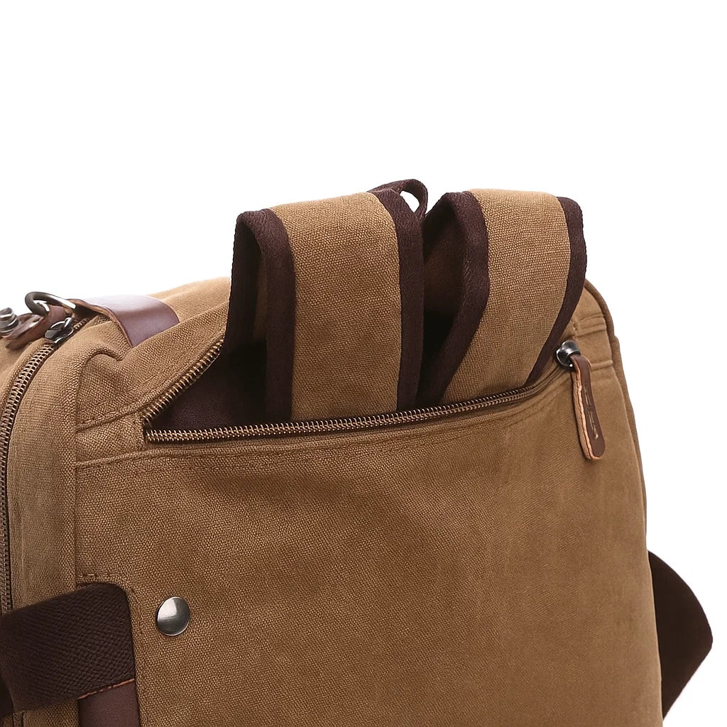 Vue rapprochée du haut sac en toile marron avec fermeture éclair renforcée