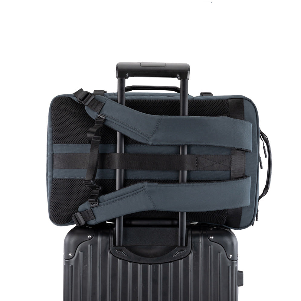 Sac de voyage 17 pouces noir fixé sur une valise via une sangle arrière