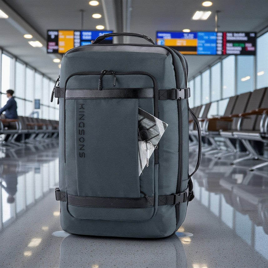 Vue avant d’un sac de voyage 17 pouces noir dans un hall d’aéroport