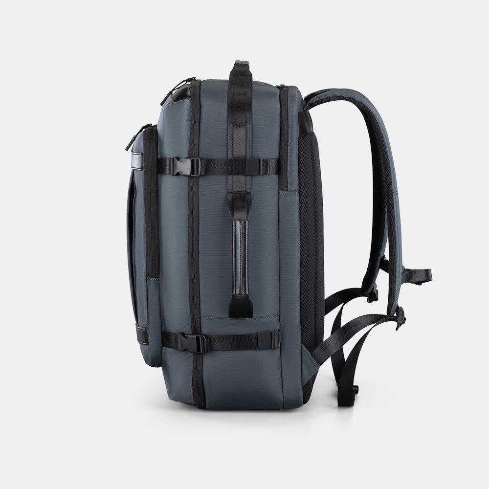 Vue latérale d’un sac de voyage 17 pouces noir avec bretelles et sangles de compression