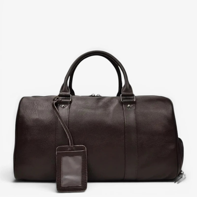 vue de face du sac de voyage en cuir marron foncé avec porte-étiquette