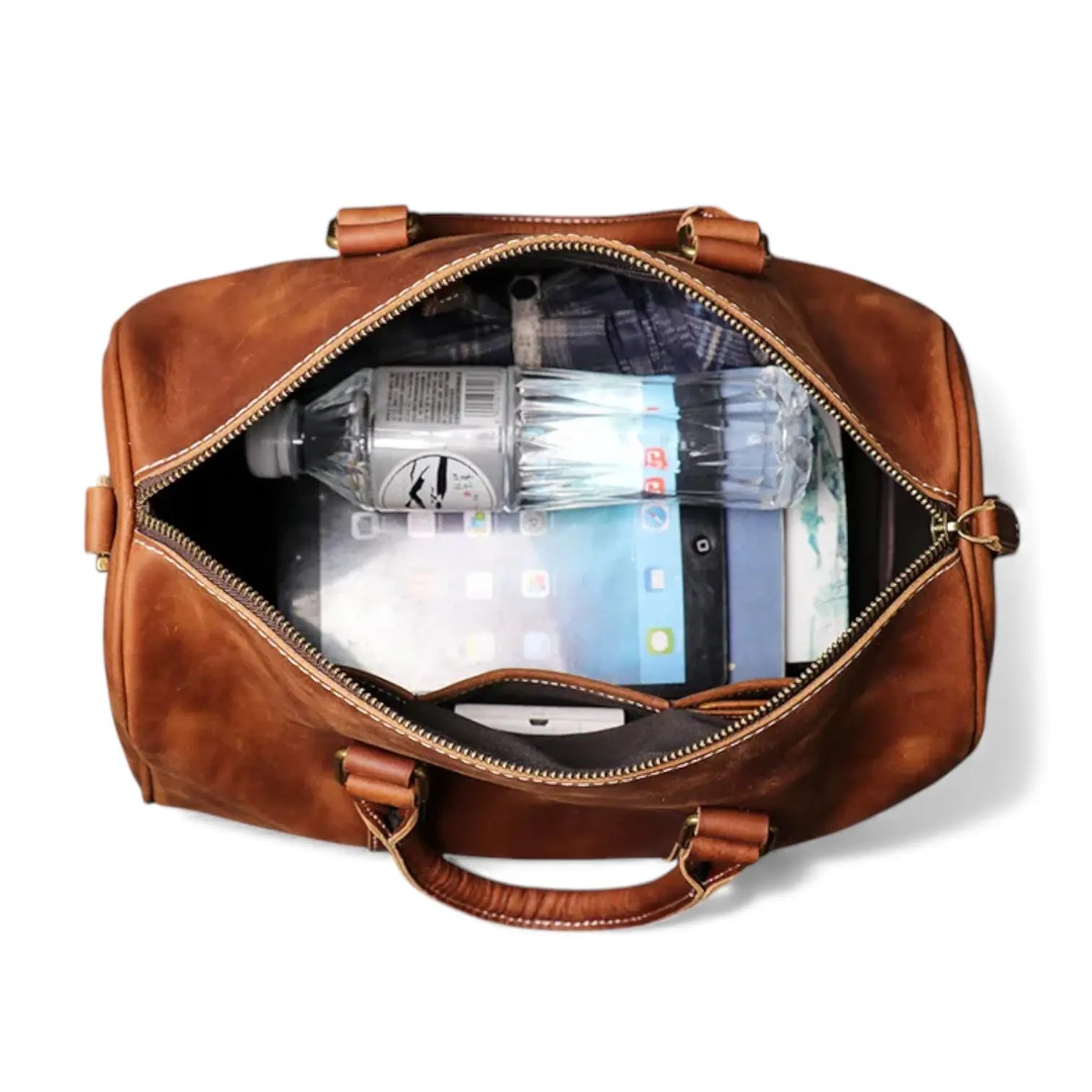 Intérieur du sac de voyage en cuir marron avec poches et doublure coton