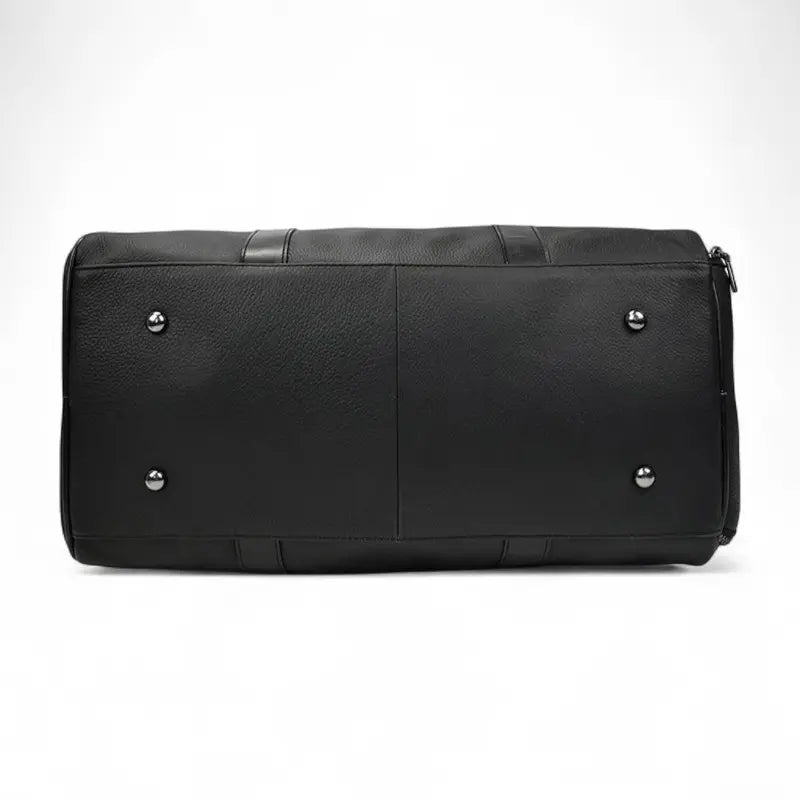vue inférieure du sac de voyage en cuir noir avec pieds de protection renforcés