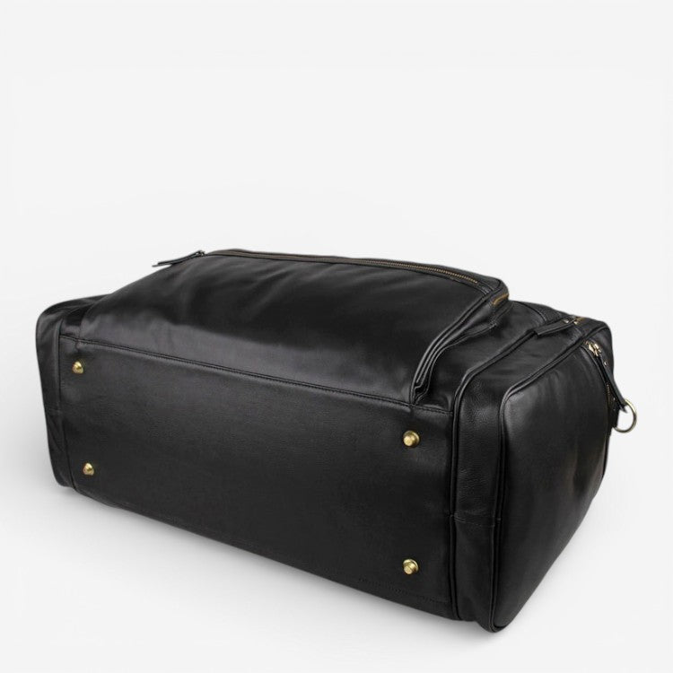 Vue du dessous du sac de voyage noir avec pieds métalliques de protection