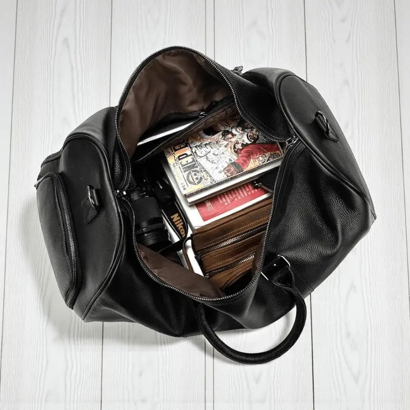 intérieur spacieux du sac de voyage cuir noir – vêtements, livres et accessoires