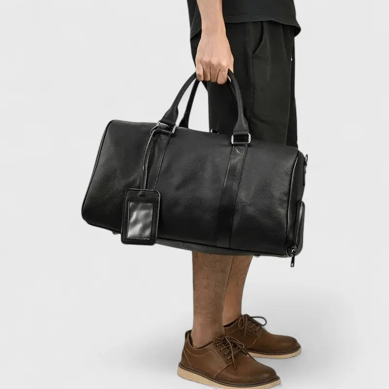 sac de voyage en cuir noir porté à la main – format week-end élégant