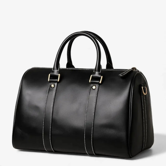 Vue de face du sac de voyage en cuir noir avec bandoulière réglable