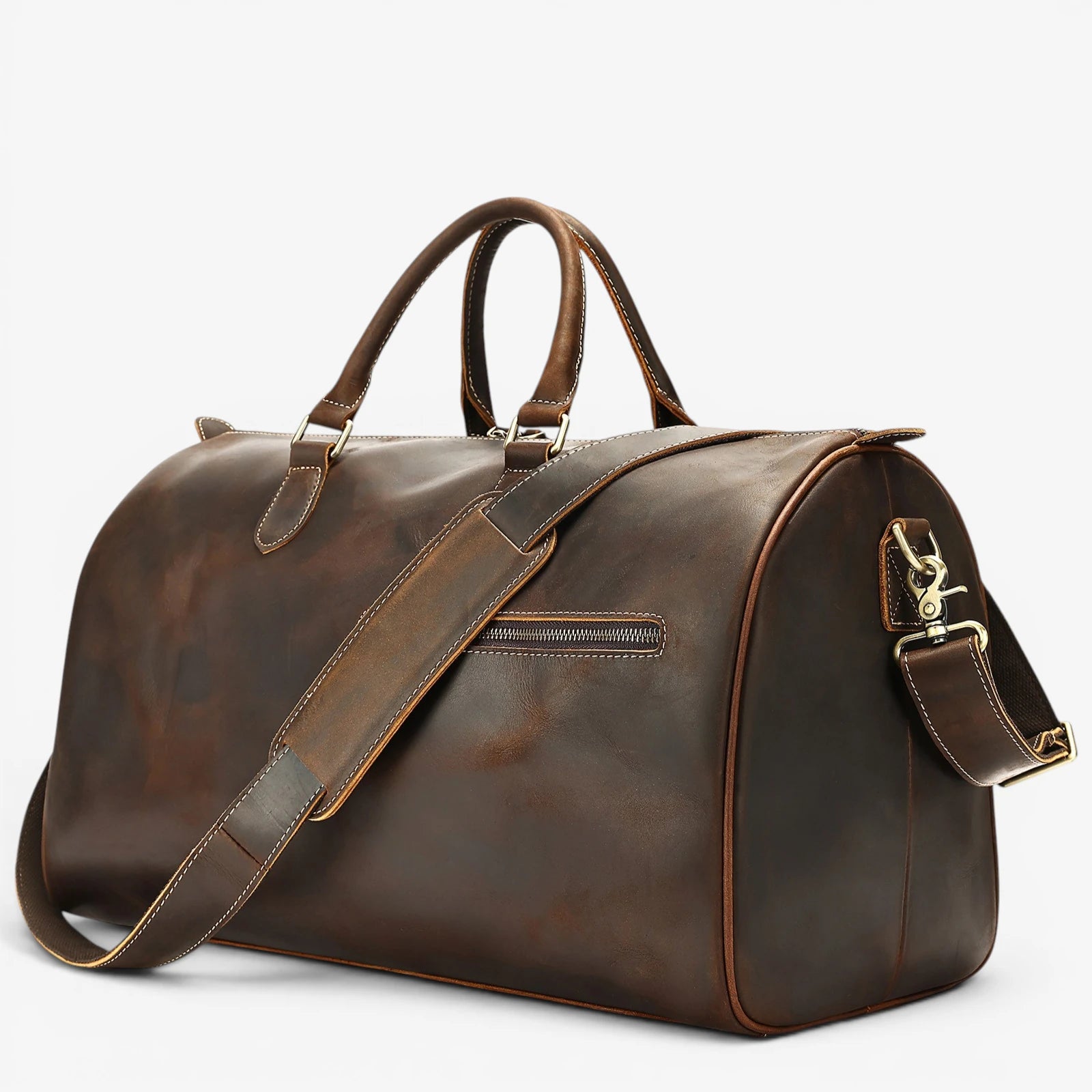 Sac de voyage en cuir de vachette marron  foncé avec bandoulière réglable et poche extérieure zippée
