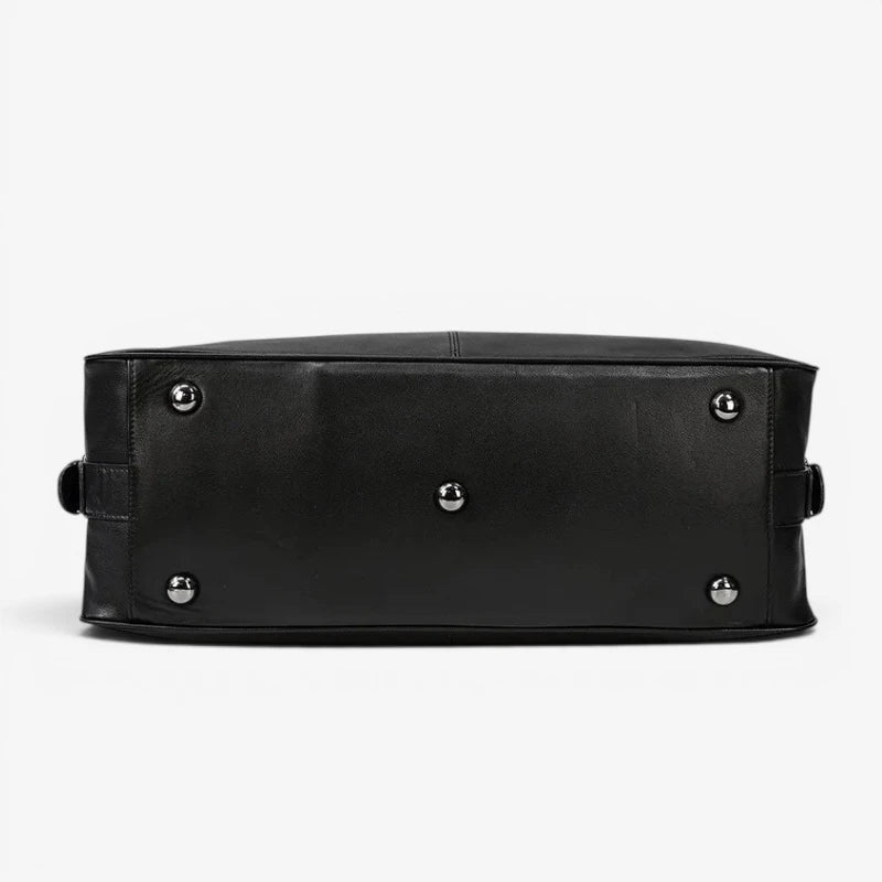 Vue du dessous du sac de voyage en cuir véritable avec pieds de protection