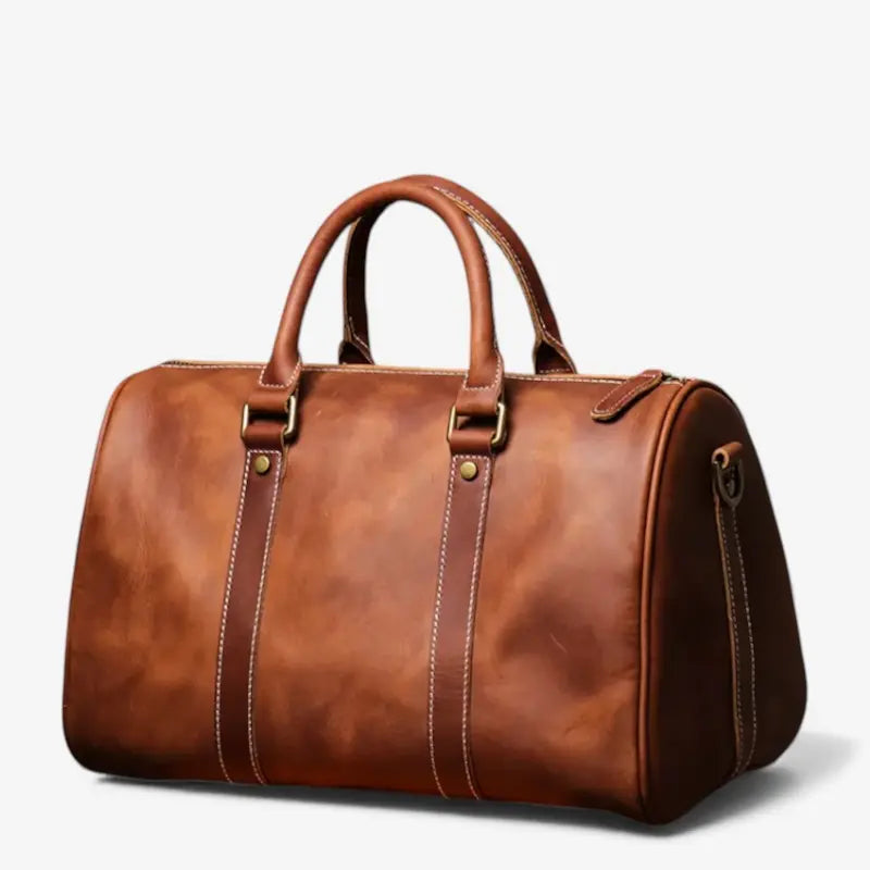 Vue de face du sac de voyage en cuir vintage marron avec bandoulière réglable