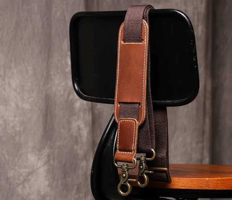 vue de la bandoulière du sac de voyage en cuir vintage marron