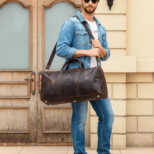 Homme portant un sac de voyage en cuir véritable Crazy Horse marron foncé sur l’épaule, style vintage et élégant