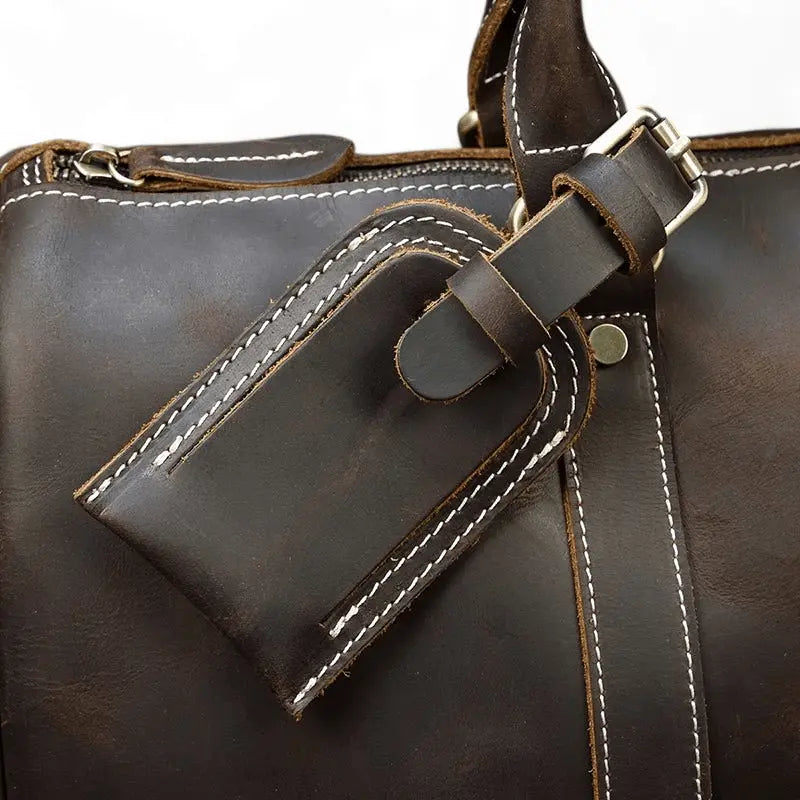 Détail de l’étiquette en cuir du sac de voyage homme en cuir véritable