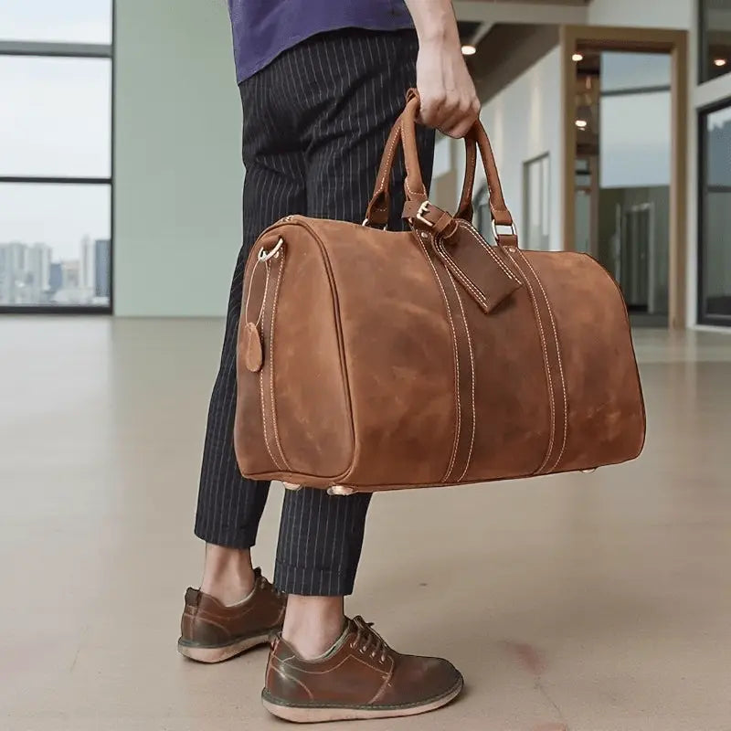 Sac de voyage homme en cuir véritable porté à la main