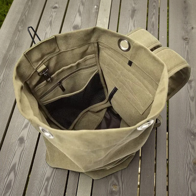 Vue intérieure du sac à dos de voyage en toile robuste kaki avec compartiments et poches de rangement