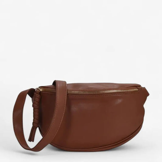 Vue du sac banane femme en cuir PU marron avec fermeture zippée et bandoulière ajustable