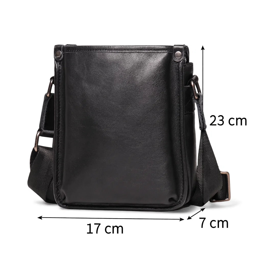 Sacoche en cuir noire pour homme au format vertical avec dimensions visibles