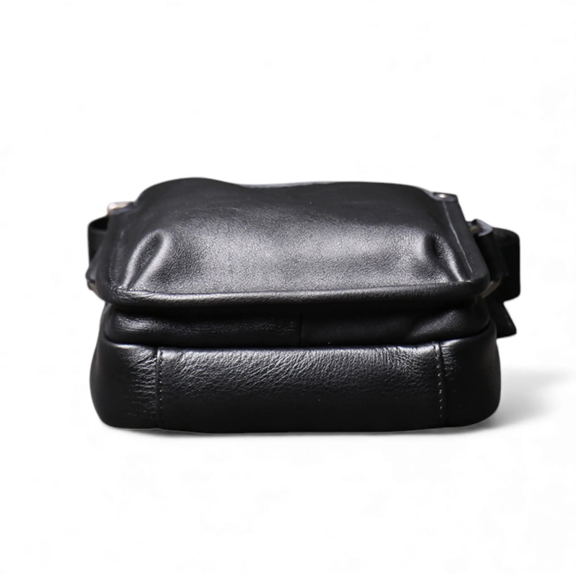 Vue de dessous d’une sacoche en cuir noire compacte pour homme
