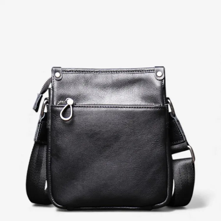 Vue arrière d’une sacoche en cuir noire avec bandoulière réglable