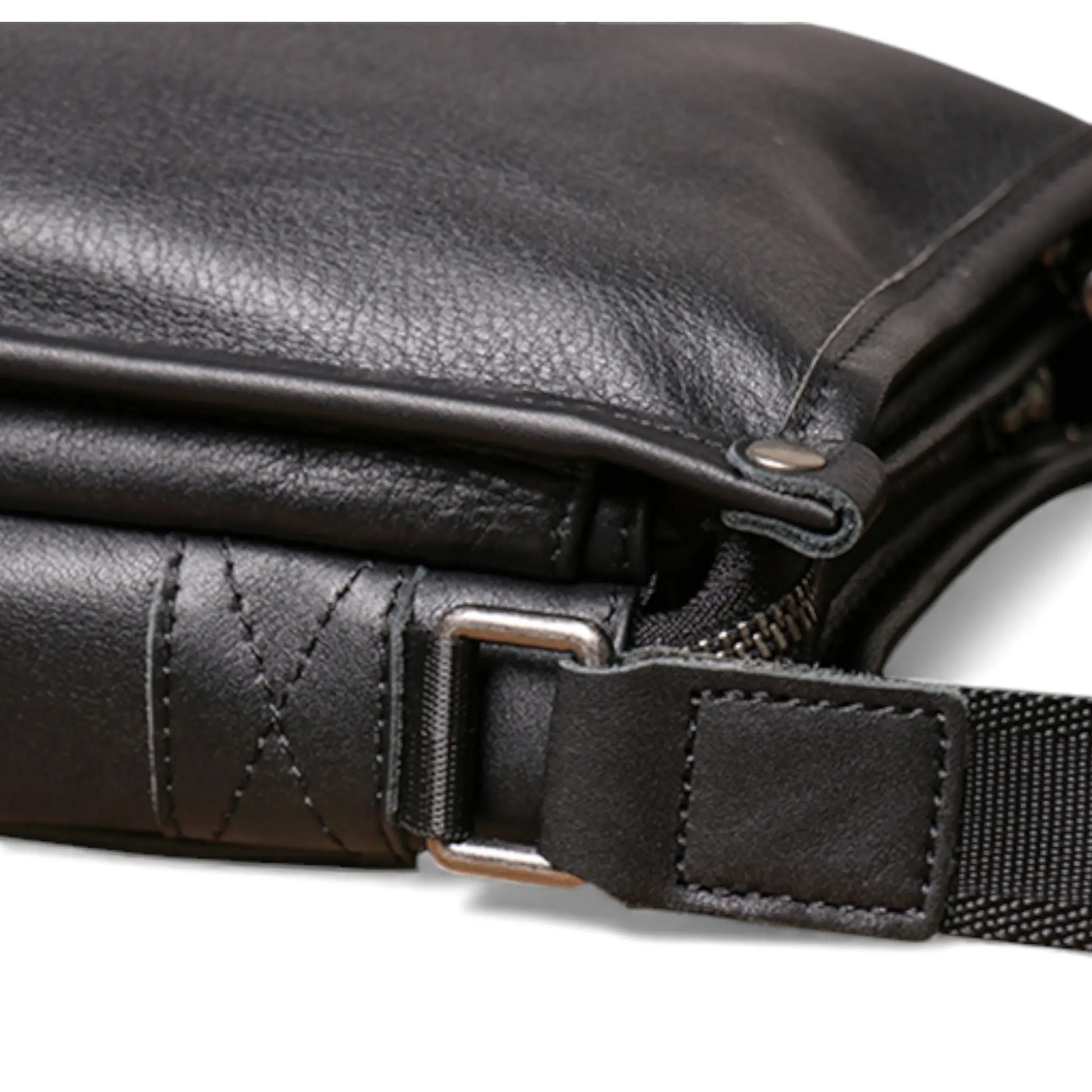 Zoom sur l’attache de bandoulière et le cuir grainé d’une sacoche noire